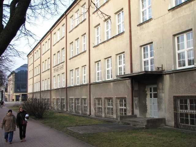 Drugiej tak brzydkiej szkoły w Suwałkach nie ma. Budynek nie zmienił się od czasów, gdy go wybudowano w latach trzydziestych ubiegłego wieku.