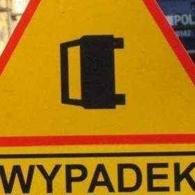 Kobieta w żółtym fiacie cinquecento potrąciła na pasach prawdopodobnie bezdomnego.