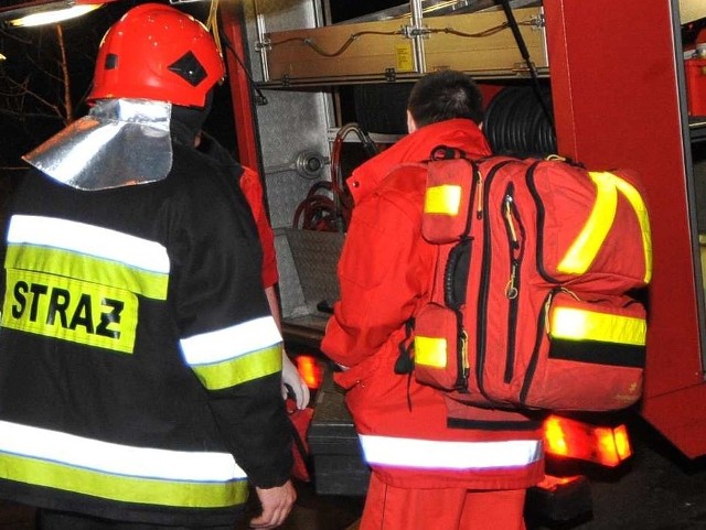 Po tym jak strażacy wyważyli drzwi mieszkania, pogotowie ratunkowe zabrało 54-latka do szpitala.