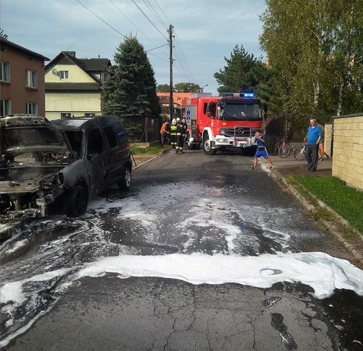 Pożar samochodu w Jawiszowicach. Nikt nie został ranny [ZDJĘCIA]