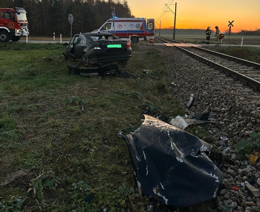 Zderzenie samochodu z pociągiem w miejscowości Gołuchów. Jedna osoba ranna. Zobacz zdjęcia