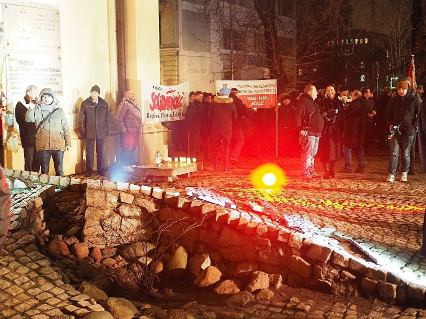 Obchody Dnia Pamięci Ofiar Stanu Wojennego w Łodzi. Milczący przemarsz, płonące świece i songi Jacka Kaczmarskiego