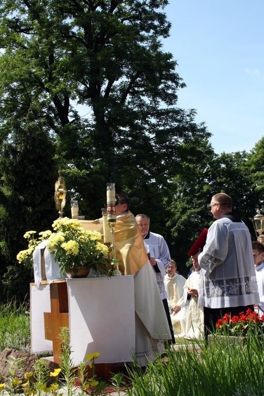 Boże Ciało 2014 w Zabrzu: procesja z kościoła św.Anny w...