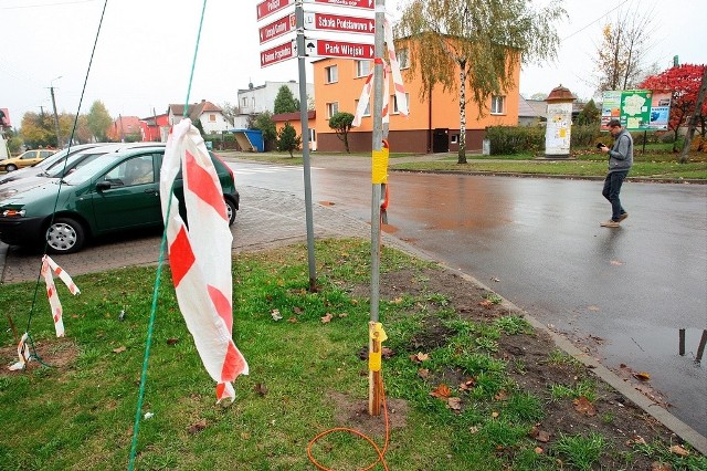 Specyficzne konstrukcje, służące badaniom sejsmicznym, przykuwały uwagę m.in. w  centrum Bukowca.