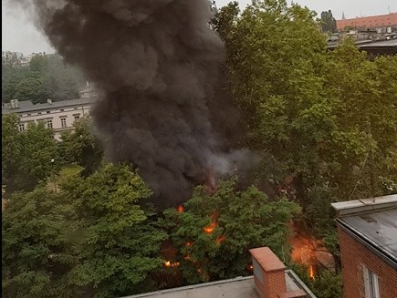 Pożar w centrum Wrocławia. Kłęby czarnego dymu nad miastem [FILM]