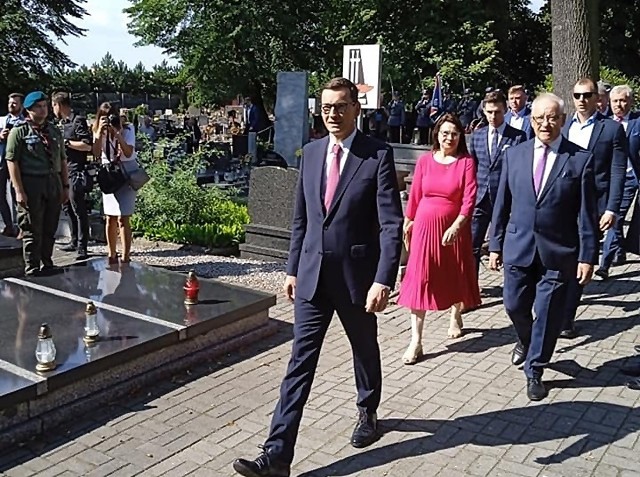 Premier Mateusz Morawiecki złożył hołd powstańcom na cmentarzu w Rybniku.
