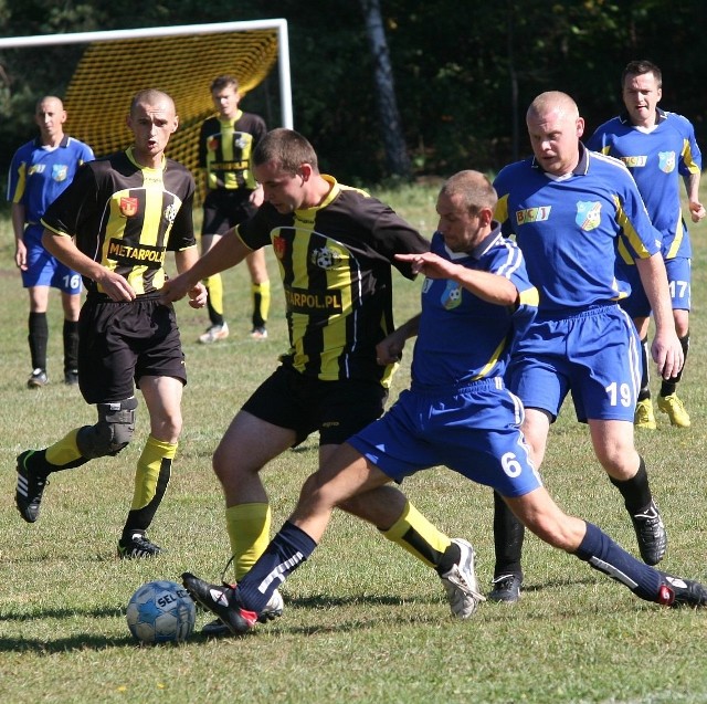 W meczu KS Żupawa (pasiaste koszulki) ze Wspólnotą Tarnobrzeg padło osiem bramek.