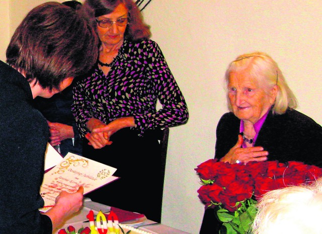 Stulatka Janina Kornacka odbierała życzenia i kwiaty składane jej przez rodzinę z okazji niecodziennego jubileuszu.