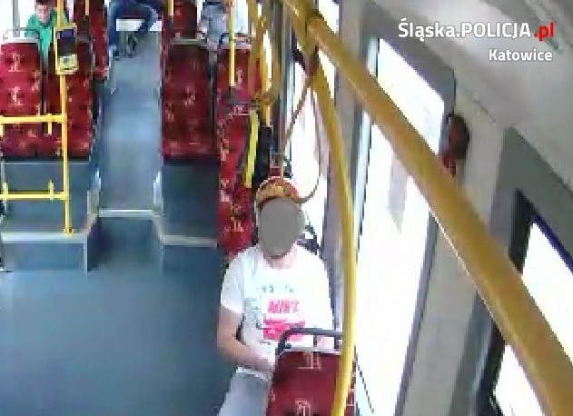 Atak rasistowski w Katowicach: Policja poszukuje mężczyzny z tramwaju ZDJĘCIA Z MONITORINGU