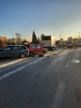 Wypadek na alei Włókniarzy z udziałem ambulansu! Zderzyły się cztery pojazdy. Duże utrudnienia w godzinach szczytu. ZDJĘCIA 