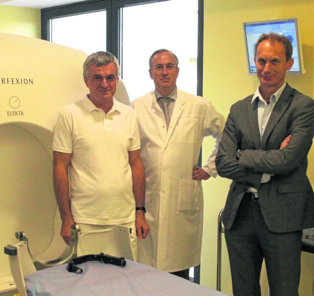 Neurochirurg  dr Arkadiusz Lech, prof. Jean Regis  z ośrodka w Marsylii,  światowy autorytet w dziedzinie  Gamma Knife  oraz  prof.  Sergiusz Nawrocki w Centrum Okulistyki  i Onkologii  w Katowicach