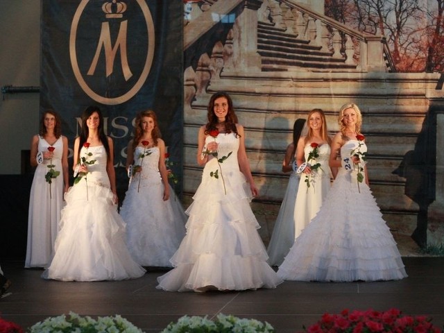 Podczas finału wojewódzkiego Miss Polski 2011 panie prezentowały się w sukniach ślubnych. 