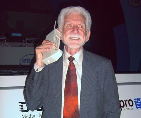 Martin Cooper, zwany ojcem telefonii komórkowej, trzyma Motorolę DynaTAC