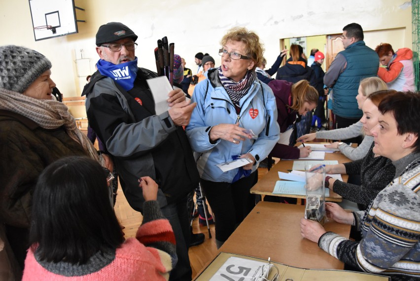 WOŚP 2019. Dzieci, dorośli i seniorzy spacerowali z kijkami, by wesprzeć zbiórkę WOŚP [ZDJĘCIA]