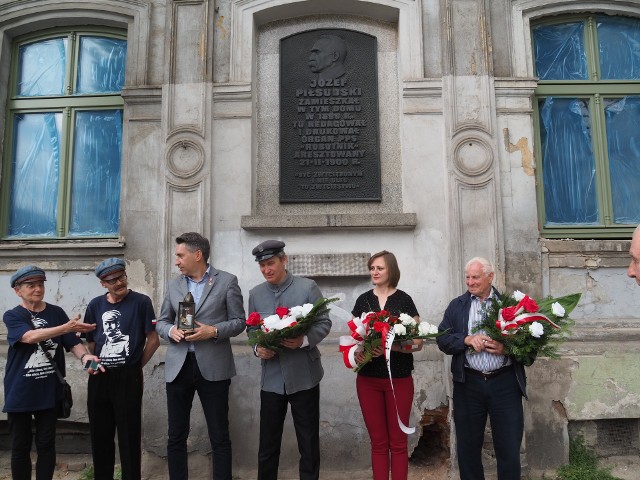 Z okazji kolejnej rocznicy śmierci Józefa Piłsudskiego złożono kwiaty pod tablicą pamiątkową na kamienicy przy ul. Wschodniej 19 w Łodzi.
