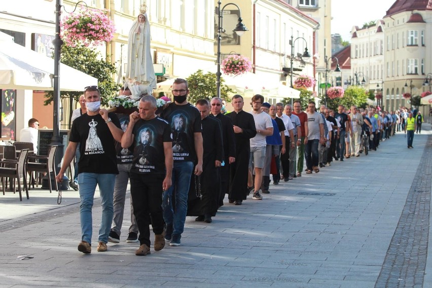 Męski Różaniec w Rzeszowie. Modlący się mężczyźni przeszli przez miasto [FOTO]
