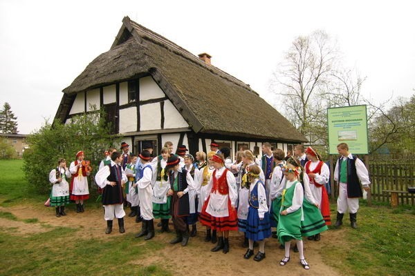 Piknik folklorystyczny "Czarne Wesele" w skansenie w...