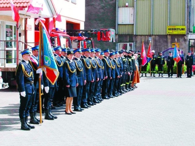 Przed ełcką komendą odbył się uroczysty apel. Strażacy życzyli sobie tylu powrotów z akcji, co wyjazdów.