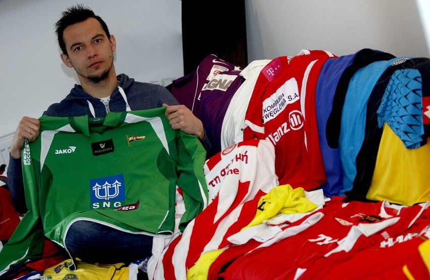 Krzysztof Bąk regularnie powiększa swoją kolekcję koszulek