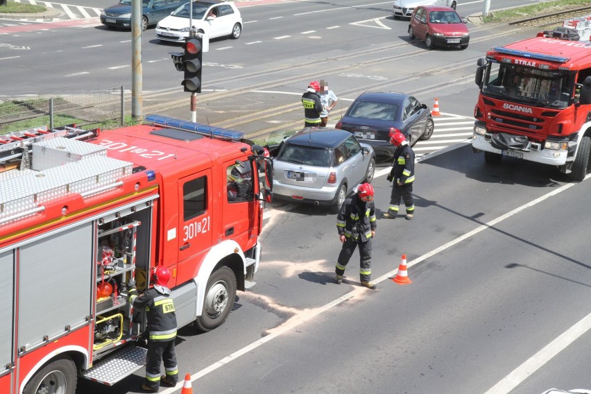 Wypadek na Legnickiej. Kobieta jadąca mini cooperem nie miała ubezpieczenia OC [ZDJĘCIA]