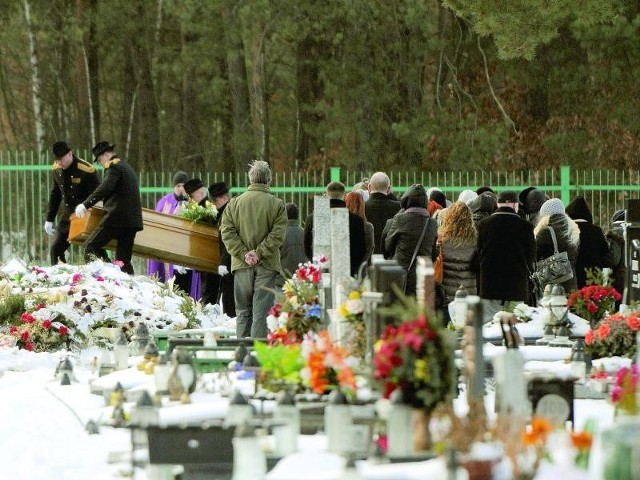 Daria spoczęła w piątek na cmentarzu przy ul. Wiślanej w Bydgoszczy. Żegnały ją dzieci i pracownicy z DPS "Słoneczko&#8221;