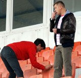 "Pacheta" i Kobylański czyścili krzesełka na stadionie