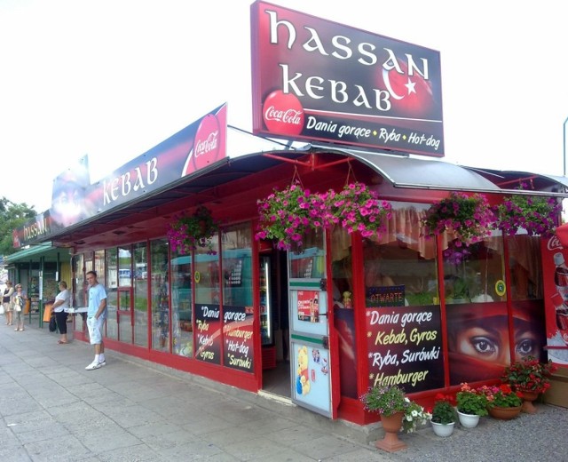 Nazwa tej restauracji wzięła się od imienia wujka Hassana, spokrewnionego z właścicielami, posiadającego sieć kebabów w Istambule. To on zdradza właścicielom swoje niepowtarzalne receptury, według których przyrządzany jest kebab. Wszystkie sosy, czy dodatki do kebabów wykonywane są samodzielnie, według własnej receptury.  