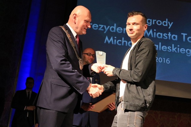 Po raz 22. Nagrody Prezydenta Miasta Torunia trafiły do laureatów - torunian, wykazujących szczególne osiągnięcia w swoich dziedzinach działalności. Prezydent Miasta Torunia Michał Zaleski nagrodził 12 laureatów w 10 kategoriach. 1. Poświęcenie i postawa obywatelska - Krystyna Nowakowska, dr Małgorzata Rębiałkowska-Stankiewicz, 2. Sport - Jan Konikiewicz i Karol Lejman, 3. Człowiek Kultury - Krzysztof Wachowiak, 4. Wydarzenie kulturalne - Sławomir Wierzcholski,  5.Ochrona zdrowia - Marzena Bogus-Serocka,  6.Nauka - Zofia Kaczmarek,  7.Promocja Miasta - Zuzanna Kawa, mgr inż. arch. Andrzej Ryczek, 8. Przedsiębiorczość i ekonomia społeczna- Krzysztof Bruź, 9. Innowacyjne metody stosowane w edukacji dzieci i młodzieży - Rafał Urbański,  10. Ochrona dziedzictwa narodowego - Bogdan Taczak. Uroczystość rozdania nagród uświetnił swoim występem William Prestigiacomo z zespołem.Zobacz też:Jubileusze małżeńskie