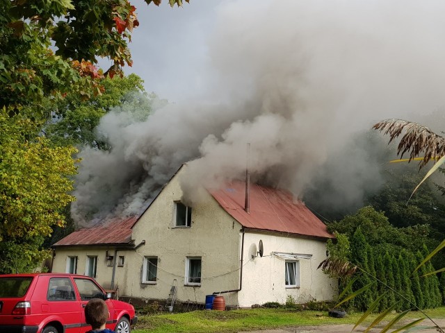 W poniedziałek (7 października) około godziny 14 doszło do pożaru w domu jednorodzinnym przy ulicy Bałtyckiej w Słupsku. Na miejscu pracuje straż pożarna. Jak się dowiedzieliśmy, poszkodowana została jedna osoba.Wkrótce więcej informacji.AKTUALIZACJA GODZINA 15:35Jak informuje Tomasz Pączkowski z PSP w Słupsku, pożar wybuchł w kotłowni budynku. Jeszcze dokładnie nie wiadomo, co było jego przyczyną. Na miejscu działają cztery zastępy straży pożarnej. Podczas ewakuacji ratownicy musieli pomóc jednej osobie, która nawdychała się zbyt wiele dymu. Pożar jest już opanowany.