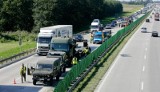 Wypadek amerykańskich ciężarówek wojskowych na autostradzie A4 