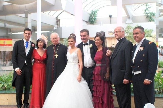 Ślub i wesele odbyły się w w 2014 roku w Kielcach. Na zdjęciu Małgorzata Lubawska, córka ówczesnego prezydenta Kielc i Juanjo Casado, Hiszpan z Sewilli. Oboje z rodzicami i świętej pamięci biskupem kieleckim Kazimierzem Ryczanem.