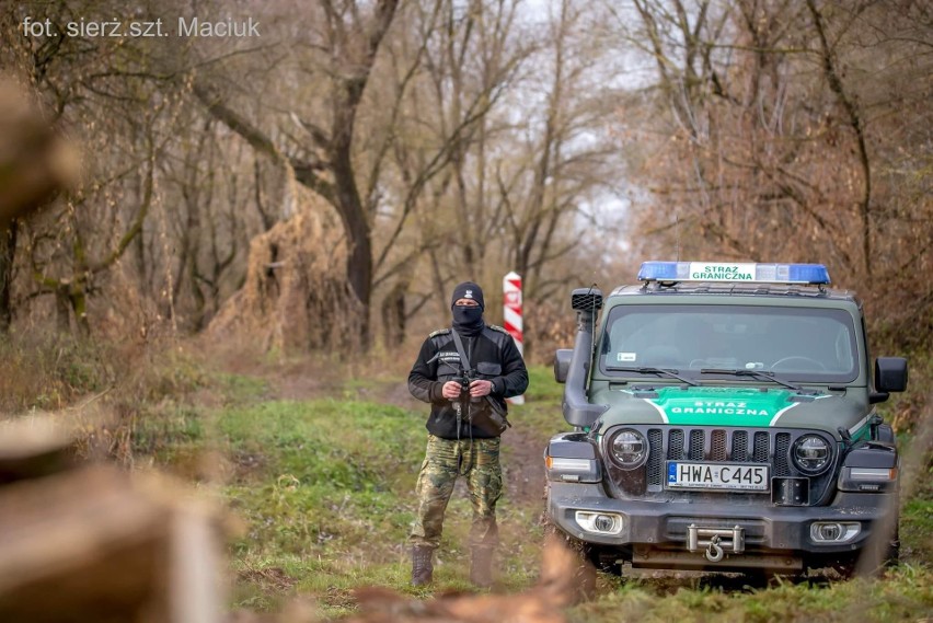 Kolejne próby forsowania granicy w Podlaskiem. Pogranicznicy odpierali ataki migrantów w Czeremsze 