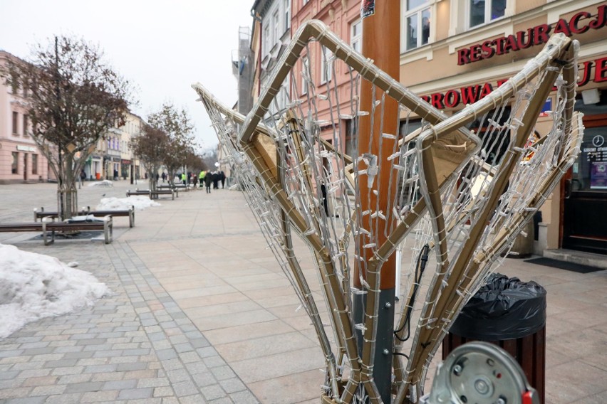 Iluminacje na ulicach, choinka przed ratuszem, kolędy. Lublin tuż, tuż przed inauguracją Festiwalu Bożego Narodzenia