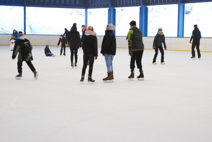 Ruda Śląska: Aktywne ferie na lodowisku w Orzegowie. Burloch Arena nie tylko dla dzieci [ZDJĘCIA]