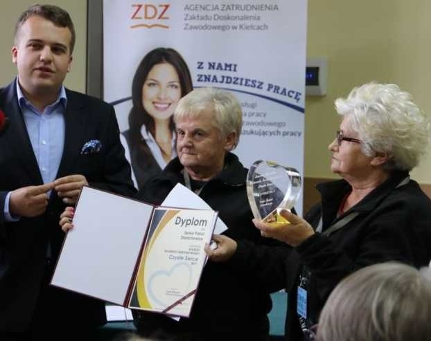 Dyplom i statuetkę "Czyste Serce" prezentują Bożena Cyran i Helena Sidor. Z lewej prezydent Marek Materek.