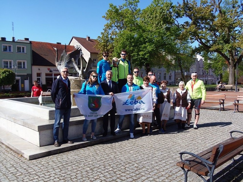 Przystanek w Tucholi w drodze do Pragi. Grupa rowerzystów-samorządowców spotkała się z burmistrzem [zdjęcia]