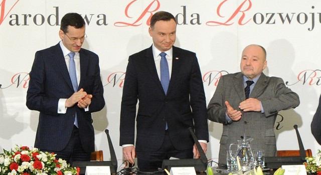 Od lewej: premier Mateusz Morawiecki, prezydent Andrzej Duda i nowy prezes TVP Maciej Łopiński