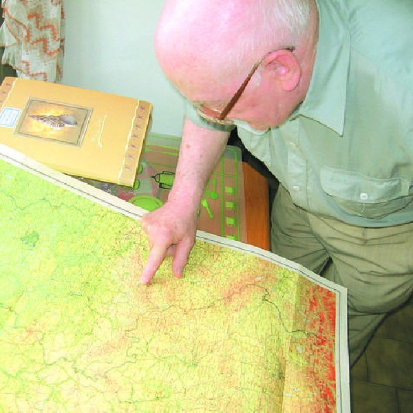 - O, tu jest Elrelain! - pan Henryk pokazuje Elterlein na mapie Niemiec. Tam pracował w czasie wojny.