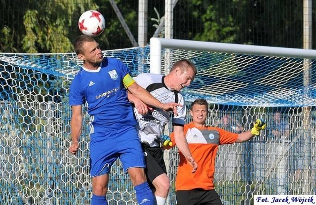 Przed rokiem piłkarze Kotwicy (niebieskie stroje) ulegli w finale na swoim boisku Bałtykowi Koszalin 