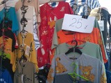 Na targowisku przy ul. Dworaka w Rzeszowie wyprzedaże letnich ubrań i coraz więcej odzieży na jesienne dni [ZDJĘCIA]