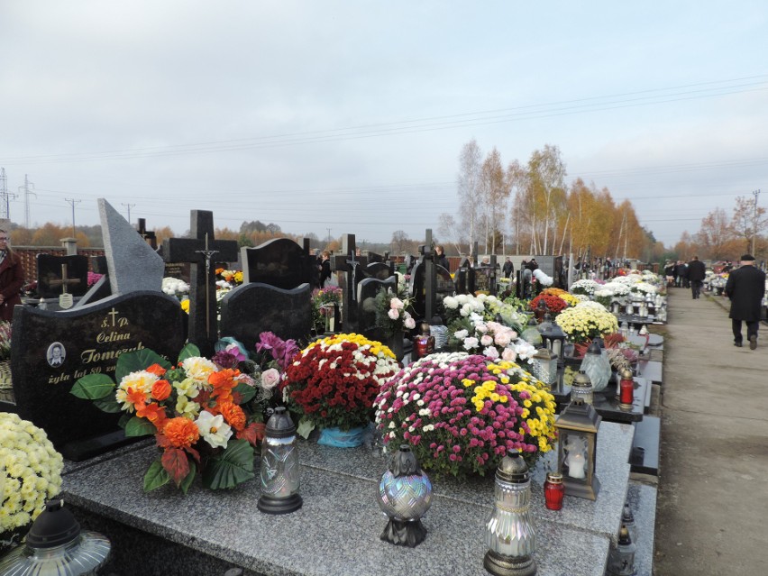 Cmentarz w Małkini. Znicze zapalono także na pomnikach i grobach żołnierzy [ZDJĘCIA]