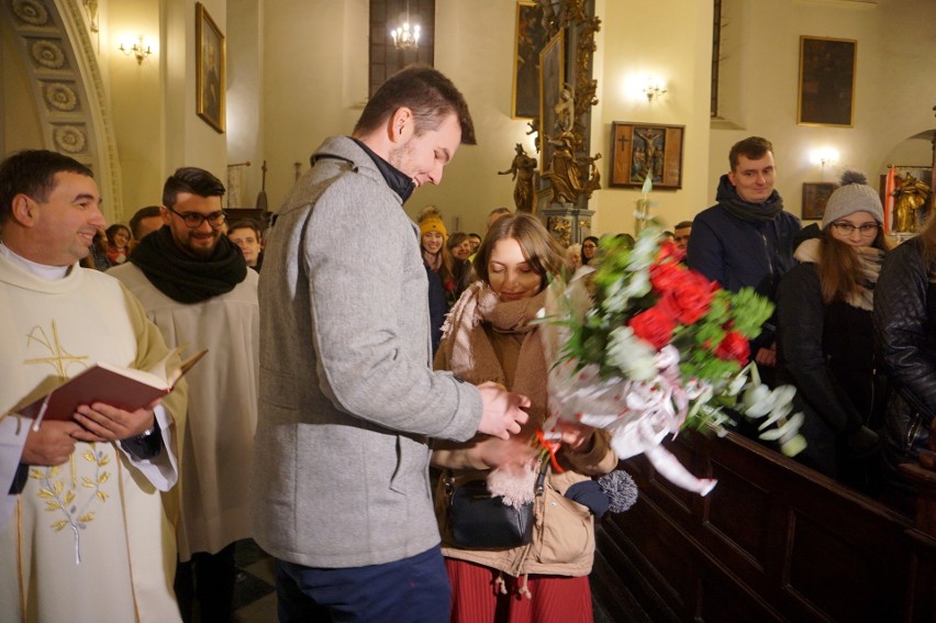 Zaręczyny podczas mszy o miłość w kościele w Lublinie. Paulina powiedziała „tak". Zobacz zdjęcia i wideo
