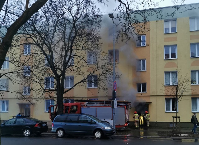 Dym z piwnicy zaalarmował mieszkańców budynku przy ulicy Dwernickiego w Bydgoszczy.Do zdarzenia doszło tuż po godz. 19.00 w poniedziałek, 29 marca br. Na pomoc wezwano straż. - Zgłoszenie otrzymaliśmy o godz. 19.06 - poinformował nas Dyżurny Stanowiska Kierowania Komendanta Miejskiego PSP w Bydgoszczy. Więcej zdjęć i informacji z miejsca akcji >>>