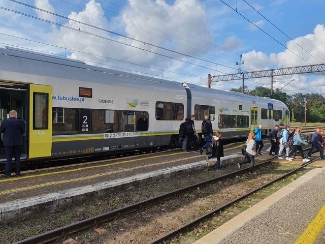 Modernizacja linii kolejowej umożliwi zwiększenie prędkości pociągów między Zbąszynkiem a Czerwieńskiem do 120 km/h (o 20 km/h więcej niż obecnie) i poprawę przepustowości trasy, na którą będzie mogło wyjechać więcej pociągów Mariusz Kapała, Leszek Kalinowski, WS