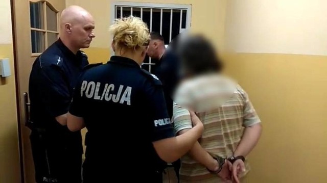 Policjanci ustalili, że w upalny dzień mężczyzna zasłabł podczas pracy i stracił przytomność. Gdy inni pracownicy zawiadomili właścicielkę, ta zabroniła wzywać karetkę pogotowia i nakazała wszystkim iść do domu.  Właścicielka zakładu miała wywieźć go do lasu i porzucić. 