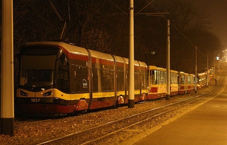 Po zderzeniu z autem tramwaj stanął w poprzek jezdni blokując ulicę Zgierską (aktual. 2, wideo)