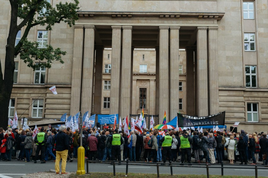 Nauczyciele z całej Polski protestują w stolicy. "Mamy dość"
