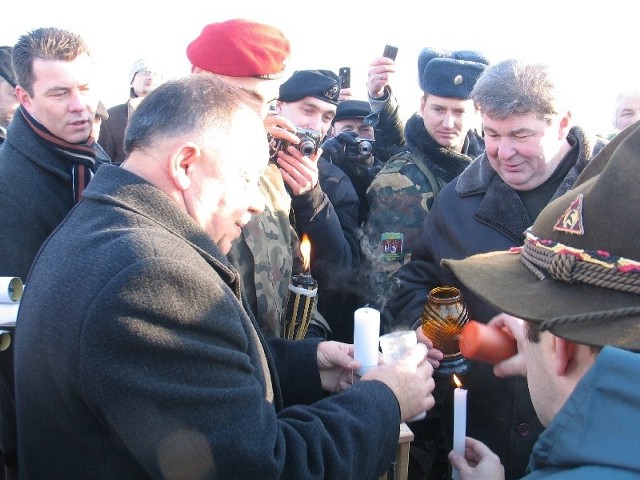 Dokładnie na granicy polsko &#8211; ukraińskiej polscy harcerze przekazali ukraińskim płastunom Betlejemskie Światło Pokoju.