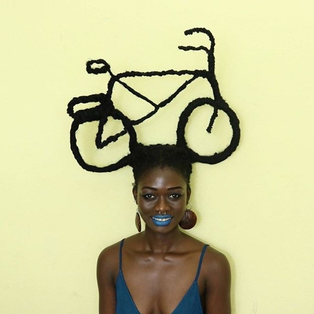 Czyste szaleństwo! Zobacz, co afrykańska artystka robi ze swoich włosów!