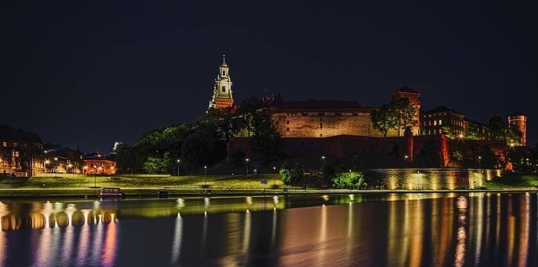 Wawelu nikomu nie trzeba przedstawiać. Ten górujący nad...